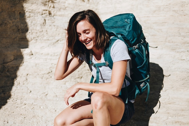 Femme voyageant avec sac à dos