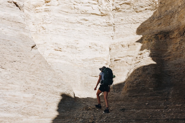 Femme voyageant avec sac à dos