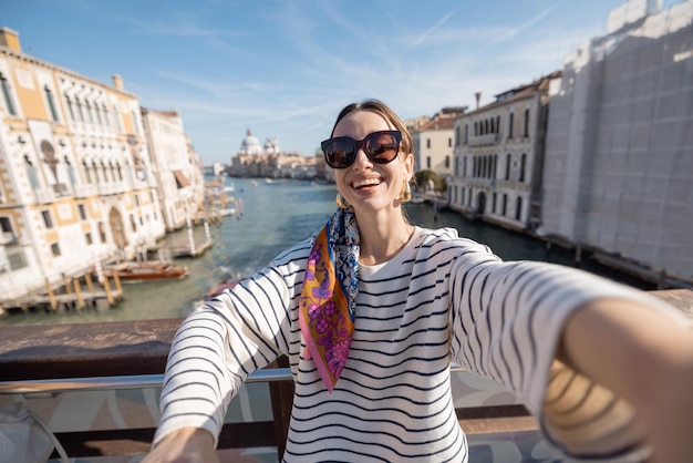 Femme voyageant à Venise Italie