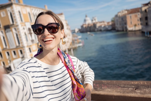 Femme voyageant à Venise Italie