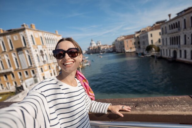 Femme voyageant à Venise Italie