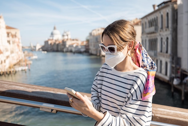 Femme voyageant à Venise pendant la pandémie