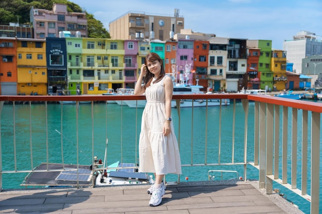 Femme voyageant en visite à Taïwan Touriste avec chapeau visites à Keelung Point de repère coloré du port de pêche de Zhengbin et attractions populaires près de la ville de Taipei Concept de voyage en Asie