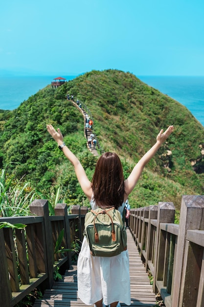 Femme voyageant en visite à Taïwan Touriste avec sac à dos pour visiter le sentier de randonnée du cap Bitou Nouveau point de repère de la ville de Taipei et attractions populaires près de Taipei Asia Travel concept