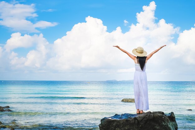 femme voyageur appréciant pour la vue de la belle mer sur ses vacances.