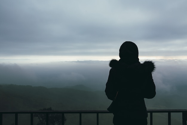 Femme de voyageur au point de vue de Phu Tubberk