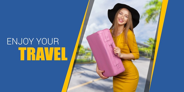 Photo femme de voyageur heureux avec valise