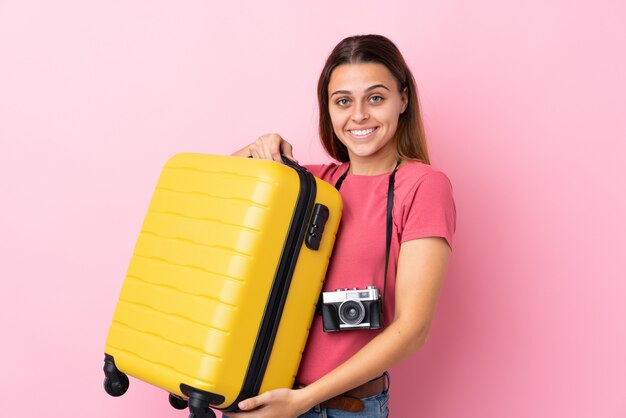 Femme voyageur sur mur rose isolé