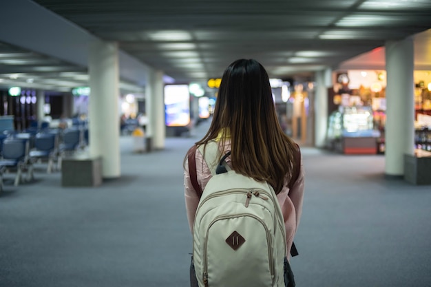 Femme de voyageur avec sac à dos à l'aéroport. concept de voyage