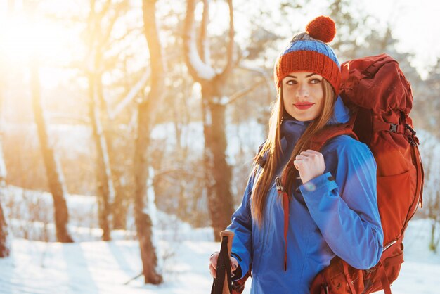 Femme voyageur avec sac à dos de randonnée Voyage Lifestyle aventure vacances actives en plein air. Beau paysage forestier