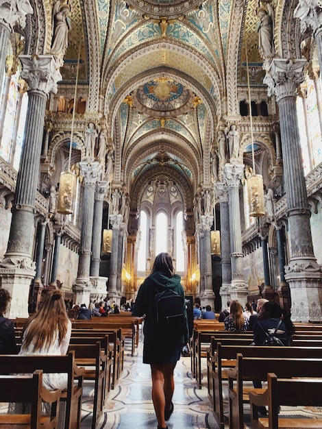 Femme voyageur avec sac à dos visitant une destination touristique en France