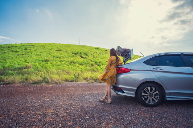 Photo femme, voyageur, séance, hayon, voiture