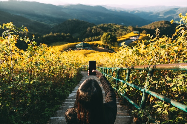 Femme de voyageur avec smartphone