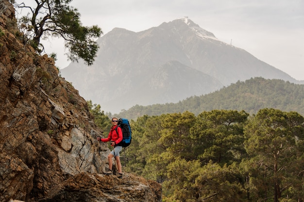 Femme voyageur trekks sur les collines en Turquie