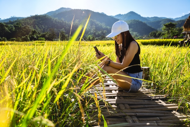 Femme voyageur, utilisation, téléphone portable