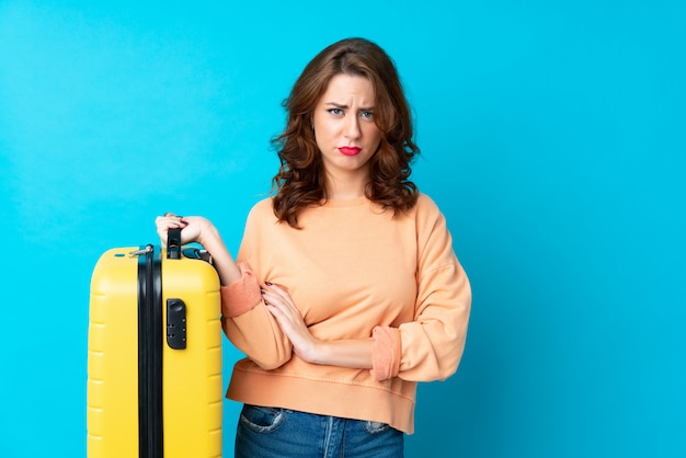 Femme Voyageur Avec Valise Sur Mur Isolé