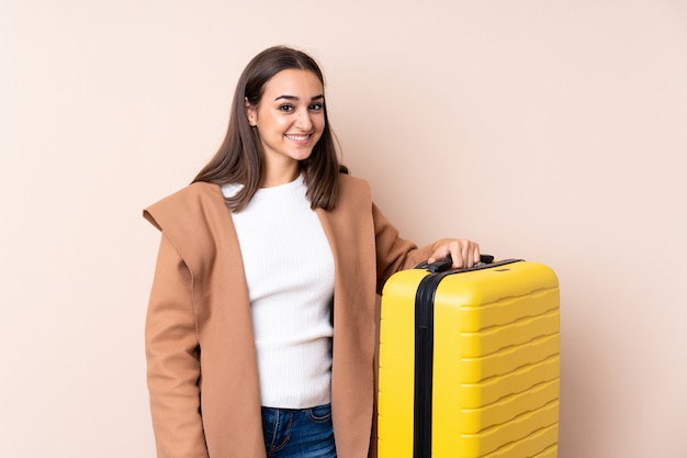 Femme de voyageur avec valise souriant beaucoup