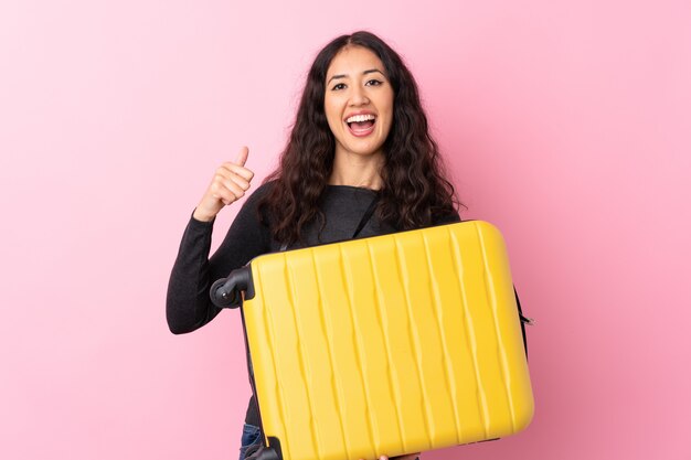 Femme de voyageur avec une valise