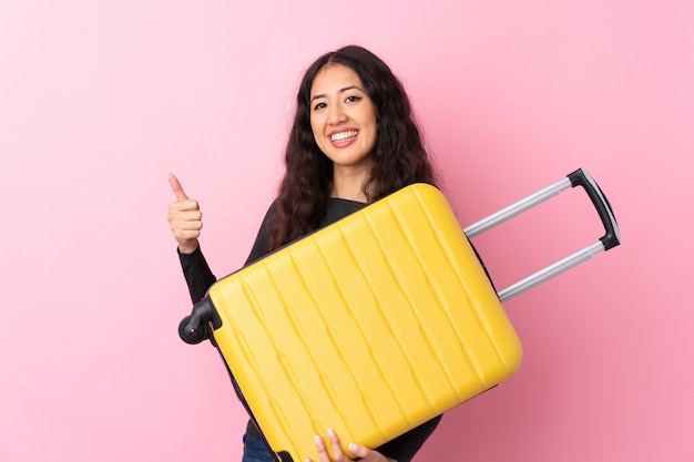 Femme de voyageur avec une valise