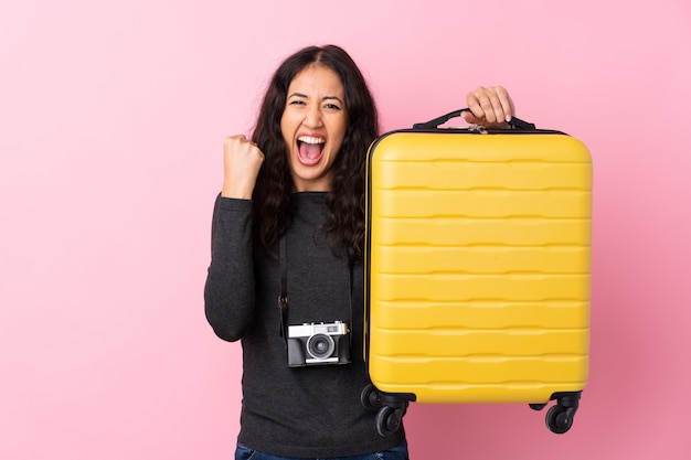 Femme de voyageur avec une valise