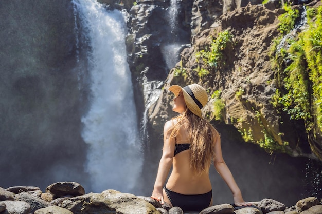 Femme voyageuse sur fond de cascade Concept d'écotourisme