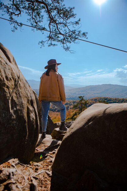 Femme voyageuse profitant de la vue d'automne