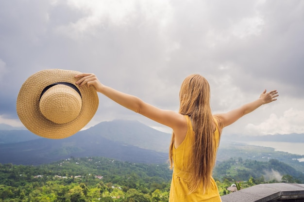 Femme voyageuse regardant le volcan Batur en Indonésie