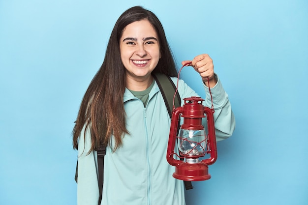 Femme voyageuse avec sac à dos et lampe à main prête pour l'aventure