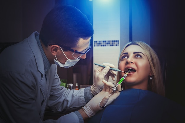 Femme voyant un dentiste