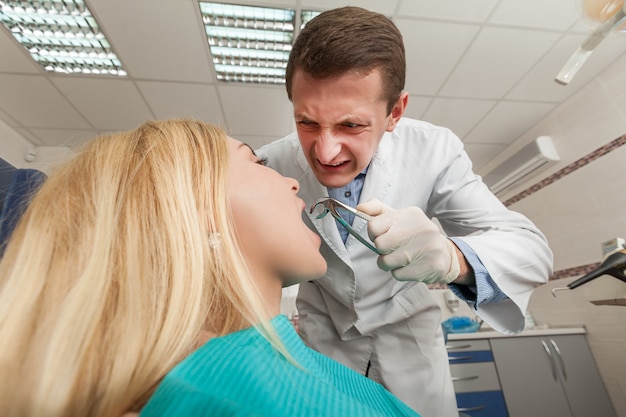 Femme voyant un dentiste