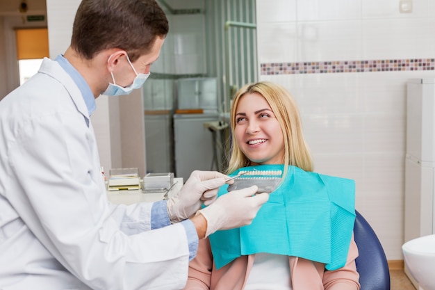 Femme voyant un dentiste