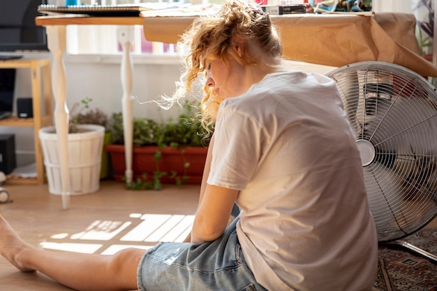 Femme Vue Côté Avec Air Conditionné