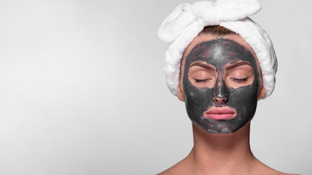 Femme Vue De Face Avec Masque Sur