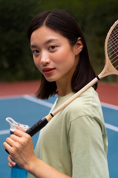 Femme Sur La Vue Latérale Du Terrain De Badminton