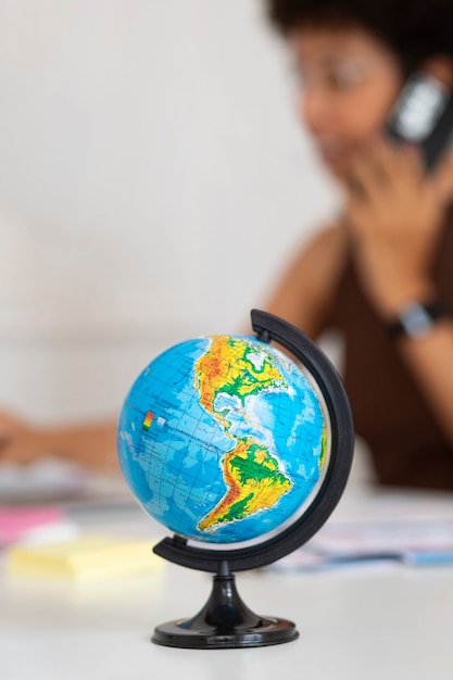 Photo femme vue latérale travaillant dans une agence de voyages