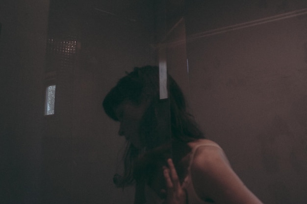 Une femme vue à travers le verre