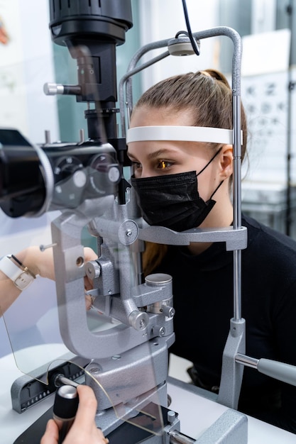 Femme a les yeux examinés sur une lampe à fente Équipement moderne pour le contrôle de la vue en clinique Gros plan