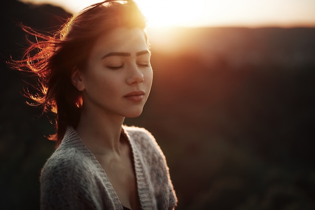 Photo femme avec les yeux fermés