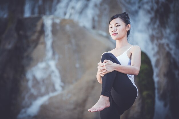 Femme Yoga - détendez-vous dans la nature de cascade.