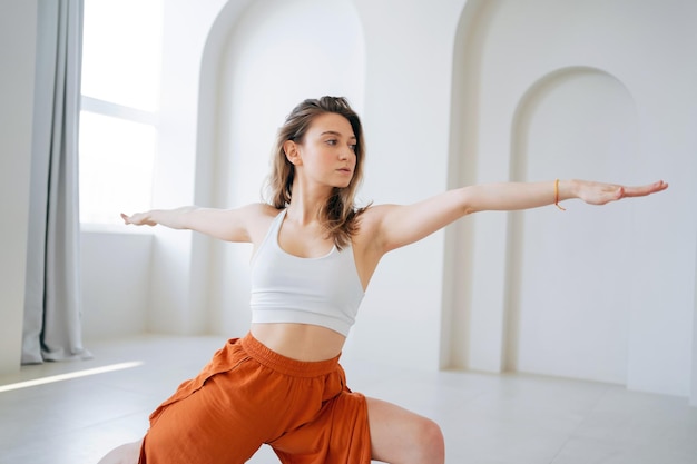 Femme Yoga Entraînement Corps Flexible Exercice Posture Harmonie et Équilibre