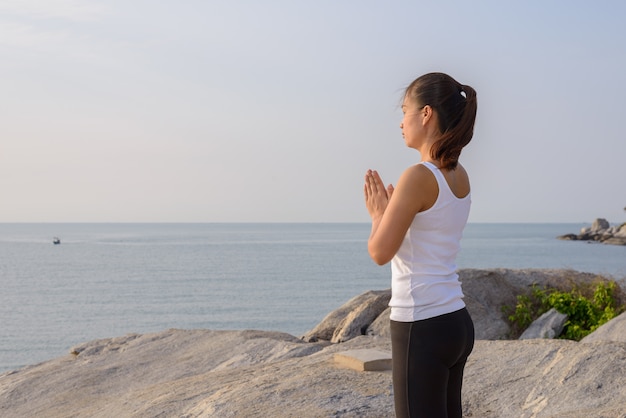 Femme yoga est relax