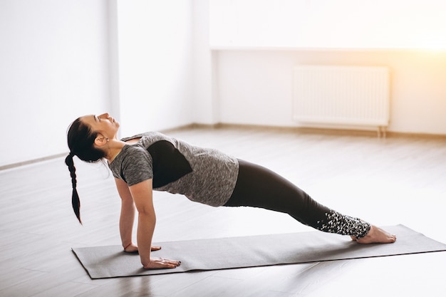 Femme yoga isolé