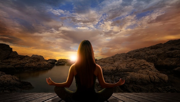 femme avec yoga lotus pose