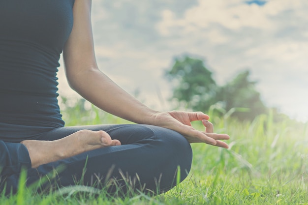 femme yoga se détendre sur la nature.