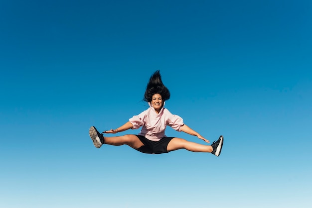 Photo femme yong s'amusant à sauter dans le parc.