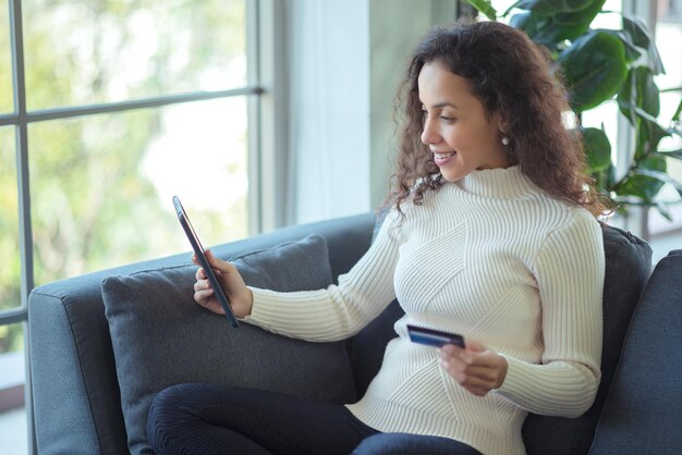 Les femmes achètent en ligne. Les femmes latines sont satisfaites des achats en ligne.