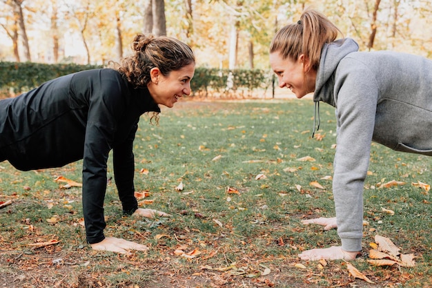 Photo des femmes adultes faisant de l'exercice dans le parc.