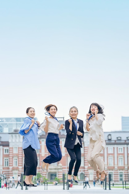 Femmes d'affaires d'âges variés qui rebondissent vigoureusement