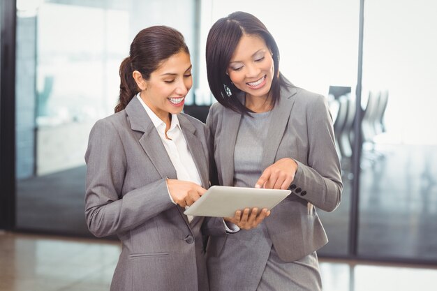 femmes d'affaires à l'aide de tablette numérique