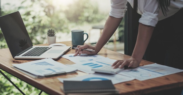 Femmes d'affaires analysant le graphique d'investissement et discutant du plan dans la salle de réunion, concept d'investissement